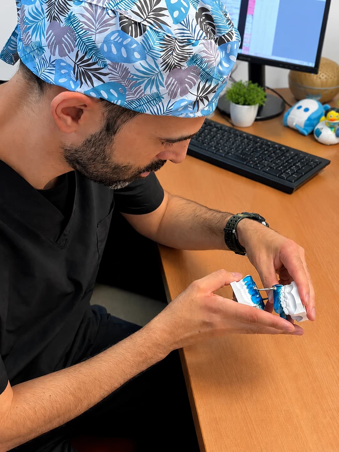Dott. Luca Mezzofranco durante la valutazione di un dispositivo di avanzamento mandibolare personalizzato.