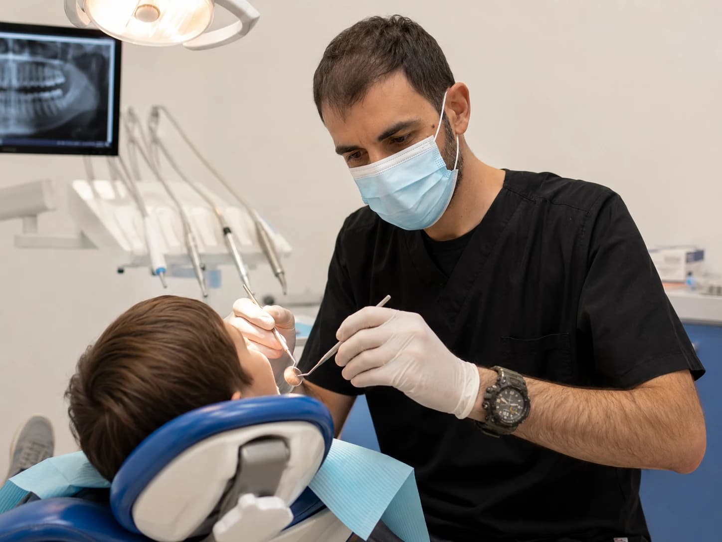 Dott. Luca Mezzofranco durante una valutazione clinica odontoiatrica pediatrica.