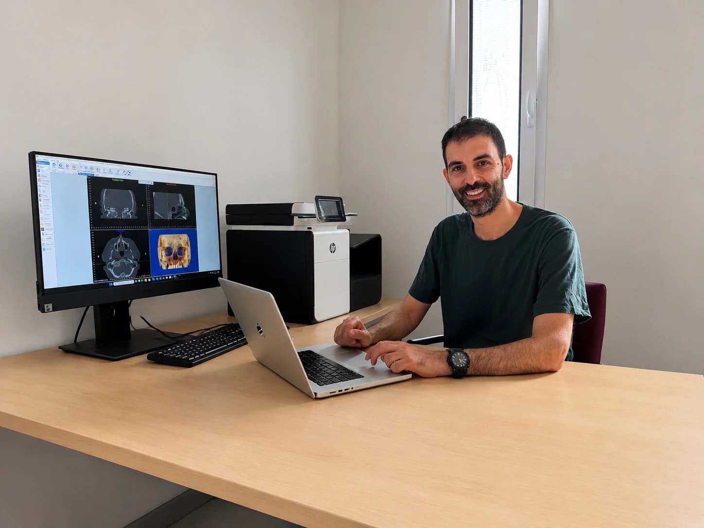 Dott. Luca Mezzofranco durante lo studio approfondito di un caso clinico e la pianificazione terapeutica.