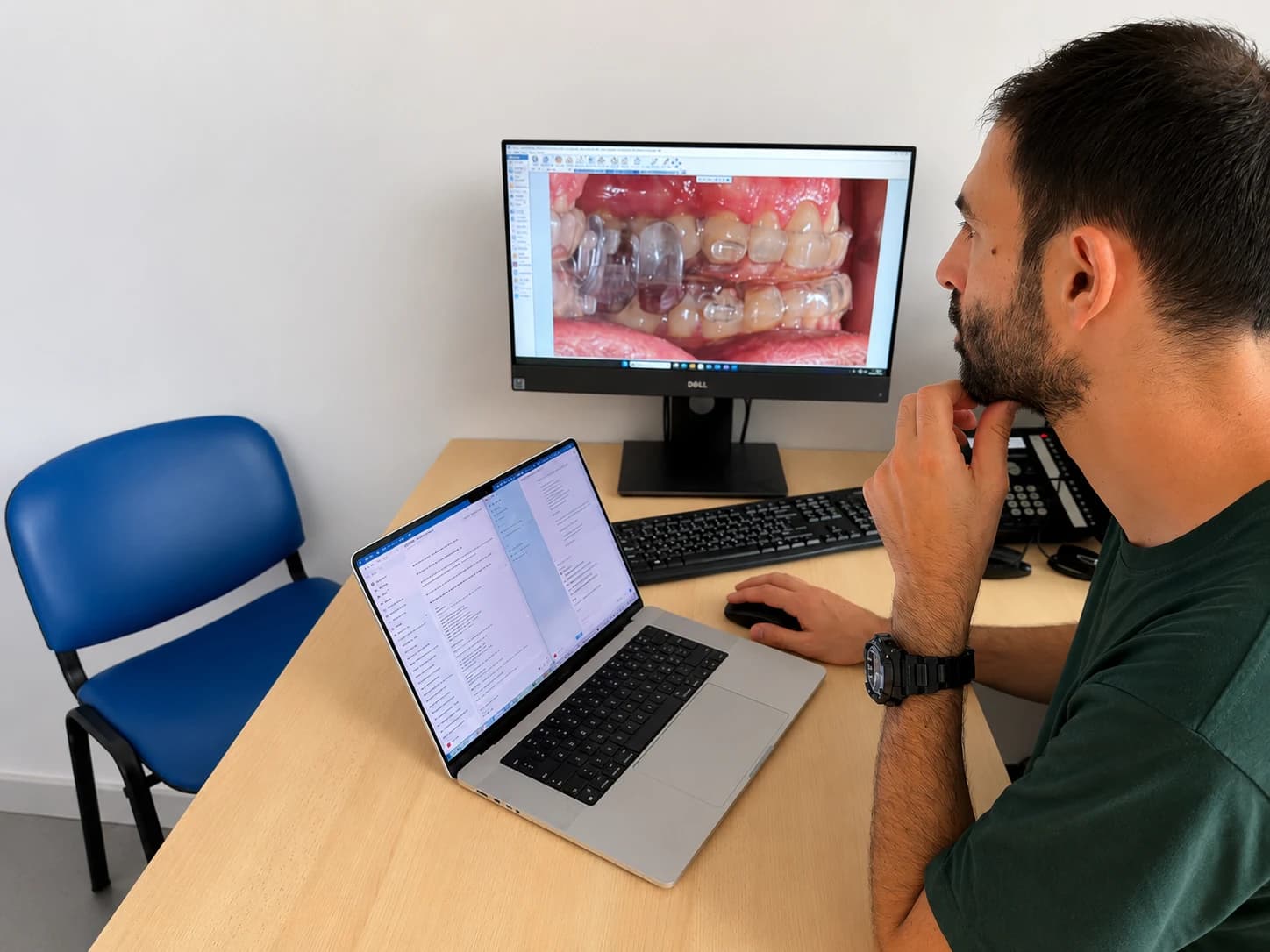 Dott. Luca Mezzofranco durante la raccolta delle informazioni e la valutazione iniziale con strumenti diagnostici.